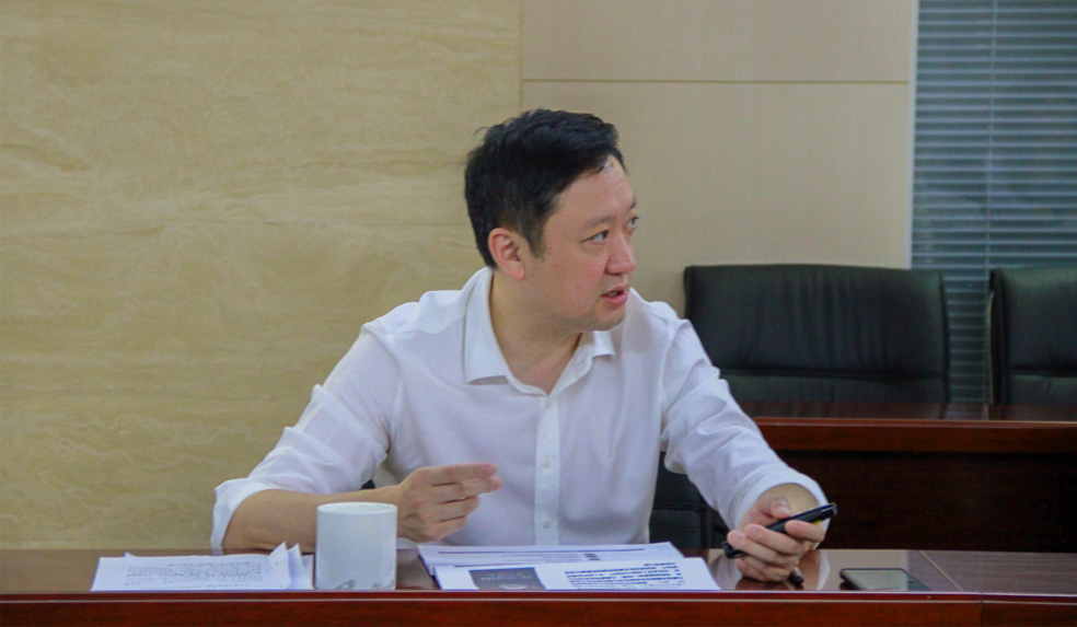 杜巖岫同志參加支部活動，為黨員講授黨課